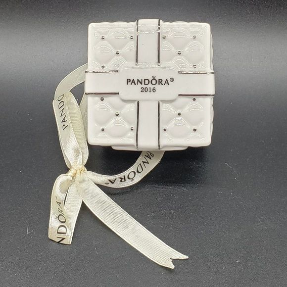 Pandora 2016 Porcelain White Silver Quilted Christmas Present Ornament - Picture 4 of 15
